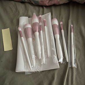 9 brush set with pouch new!